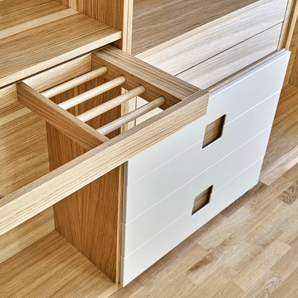 Moderner Kleiderschrank mit ausziehbarem Regal für Kleiderbügel. Detail der modernen Möbel